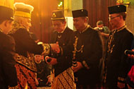 Sultan HAM Salehoeddin II menyerahkan sertifikat gelar kepada Staf Ahli Gubernur Kalltim Sulaiman Gafur 