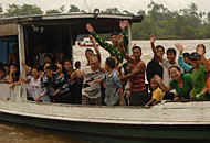 Warga tampak ceria mengikuti Belimbur di perairan Kutai Lama