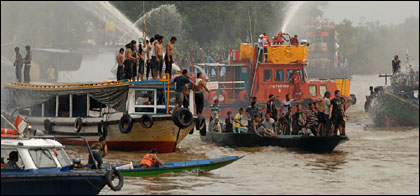 Suasana Belimbur di perairan Delta Mahakam, Desa Kutai Lama, yang melibatkan aneka macam perahu dan kapal
