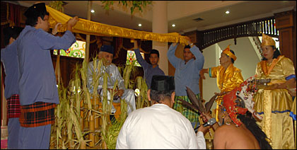Sultan Kutai H Adji Mohd Salehoeddin II duduk di atas balai dari bambu kuning saat melaksanakan upacara adat Beluluh yang digelar jelang pelaksanaan Erau 2010  