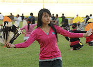 Para pendukung tari massal siap tampil maksimal pada upacara pembukaan Erau 2010