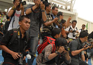Para fotografer dari sejumlah media maupun komunitas fotografer dapat ikut serta dalam Lomba Foto Erau 2010
