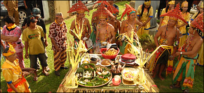 Suasana upacara adat Menjamu Benua di sekitar dermaga depan Museum Mulawarman, Tenggarong, Rabu (07/07) sore