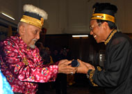 Sultan Kutai H Adji Mohd Salehoeddin II menyerahkan sertifikat penganugerahan gelar kepada Menbudpar Jero Wacik