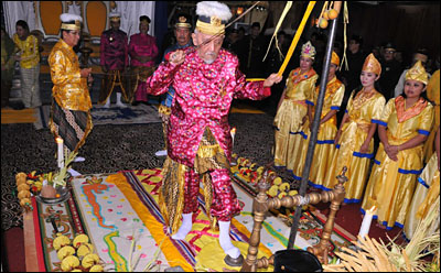 Sultan Kutai H Adji Mohd Salehoeddin II saat menjalani prosesi upacara adat Bepelas malam pertama, Minggu (03/07) kemarin