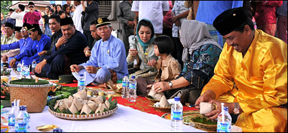 Para pejabat teras Pemkab Kukar bersama kerabat Kesultanan Kutai duduk berbaur dengan masyarakat untuk makan bersama
