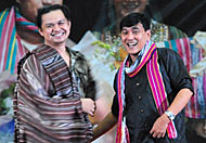 Defrico Audy dan Ian Adrian hadir di Tenggarong untuk menampilkan busana-busana rancangan mereka yang terbuat dari bahan kain Ulap Doyo
