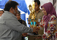 Sekkab HAPM Haryanto Bachroel menyerahkan trofi kepada para pemenang Lomba Masak Serba Ikan se-Kukar 2011