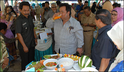 Sekkab Haryanto Bachroel mencicipi segelas jus udang yang disajikan peserta dari Kecamatan Sanga-Sanga