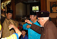 Wakil Bupati Kukar HM Ghufron Yusuf menarik <i>ketikai lepas</i> bersama Sultan Kutai