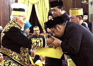 Sultan Kutai H Adji Mohd Salehoeddin II secara simbolis menyerahkan SK pemberian gelar kepada suami Bupati Kukar, Endri Elfran Syafril