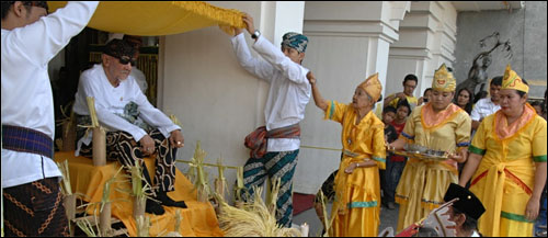 Suasana upacara adat Beluluh di teras depan Keraton Kutai Kartanegara yang digelar setiap sore selama berlangsungnya Erau