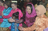 Bupati Rita Widyasari didampingi Kadisbudpar Sri Wahyuni didaulat ikut menari bersama para penari putri membawakan Tari Kanjar Bini
