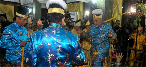  Sultan Kutai HAM Salehoeddin II saat menjalani ritual Bepelas malam pertama di Keraton Kutai Kartanegara, Tenggarong, kemarin malam