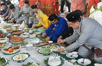 Kegiatan Beseprah pada Erau 2012 dilakukan di atas kain panjang sepanjang kurang lebih 1 km