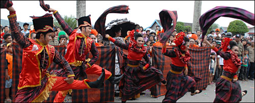 Kirab Budaya dalam rangka menyambut Erau 2012 disemarakkan dengan berbagai atraksi kesenian dari paguyuban maupun kelompok kesenian