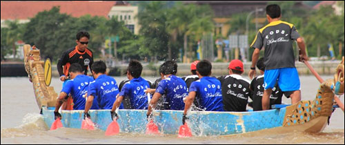 Tim Macan Dahan dari Kubar tampil sebagai Juara I Lomba Perahu Naga Erau 2012