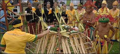 Suasana upacara adat Menjamu Benua di depan Museum Mulawarman, Tenggarong, Rabu (27/06) kemarin