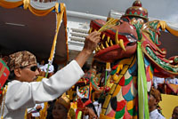 Putra mahkota Kesultanan Kutai melakukan tepong tawar terhadap 2 replika naga yang akan dibawa ke Kutai Lama