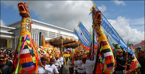 Dua replika naga diangkat beramai-ramai menuju dermaga depan Museum Mulawarman untuk diberangkatkan ke Kutai Lama