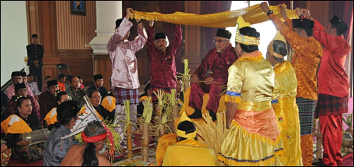 Sultan Kutai HAM Salehoeddin II saat menjalani upacara adat Beluluh di Kedaton Kutai Kartanegara