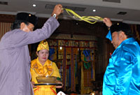 Usai menjalani adat Beluluh, Putra Mahkota melakukan ritual Ketikai Lepas dengan Sekkab Kukar HAPM Haryanto Bachroel