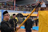 Wakil Menteri Parekraf RI Sapta Nirwandar menyalakan brong saat membuka Erau 2012