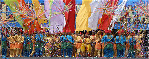 Suguhan tari massal turut memeriahkan upacara pembukaan Erau 2012 di Stadion Rondong Demang