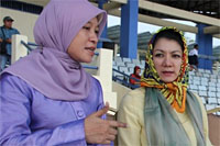 Kepala Disbudpar Kukar Sri Wahyuni berbincang dengan Bupati Rita Widyasari mengenai kesiapan Erau 2012