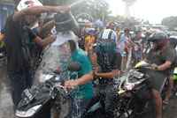 Para pengendara sepeda motor hanya bisa pasrah saat diguyur air