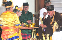 Sultan Kutai H Adji Mohd Salehoeddin II mengusapkan kepingan uang logam di pelupuk matanya