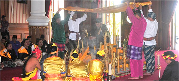Suasana upacara adat Beluluh di Kedaton Kutai Kartanegara, Tenggarong, tadi pagi
