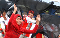 Penampilan pendukung tari massal pada latihan terakhir tadi sore 