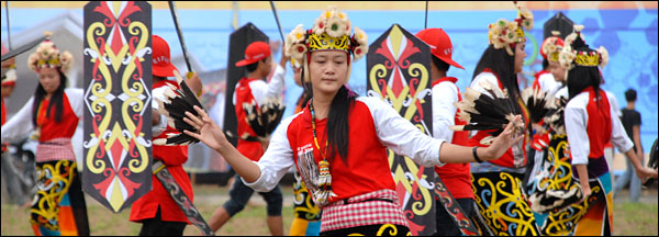 Unsur tari Dayak akan ikut mewarnai suguhan tari massal Eroh Begenjoh