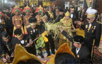 Suasana upacara adat Mendirikan Ayu di Keraton Kutai Kartanegara tadi pagi