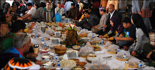 Suasana makan Beseprah di Jalan Diponegoro, Tenggarong, Rabu (03/07) pagi kemarin