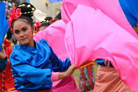 Salah seorang penari Jepen beraksi sambil mengibaskan selendang 