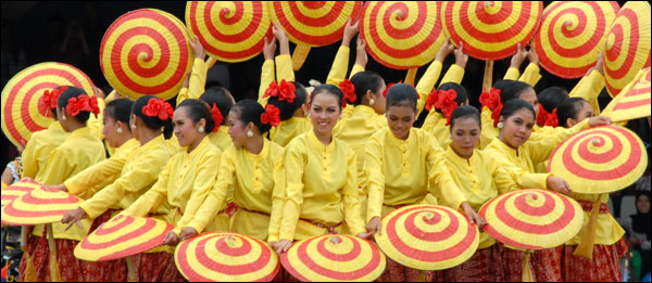 Sejumlah penari Jepen beraksi sambil membawa Seraong atau topi petani masyarakat Kutai 