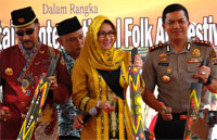 Bupati Rita Widyasari didampingi Putra Mahkota Kesultanan Kutai dan Kapolres Kukar memukul kentongan tanda dimulainya Beseprah