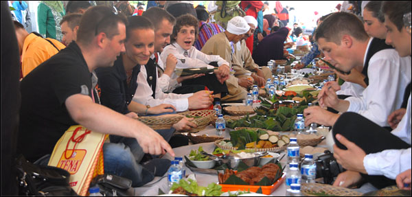 Delegasi kesenian mancanegara ikut menyantap makanan khas Kutai di acara Beseprah