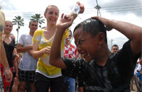 Anggota tim kesenian Kroasia ikut menikmati tradisi Belimbur di penghujung Erau