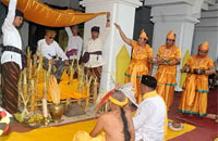 Suasana upacara adat Beluluh di teras depan Keraton Kutai Kartanegara atau Museum Mulawarman