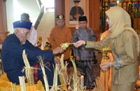 Sultan Kutai HAM Salehoeddin II dan Bupati Rita Widyasari melakukan ritual Ketikai Lepas usai Sultan menjalani upacara adat Beluluh