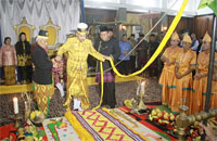 Putra Mahkota Kesultanan Kutai HAP Adipati Praboe Anoem Soerya Adiningrat menggantikan Sultan untuk melaksanaan Bepelas pada malam kedua dan seterusnya 