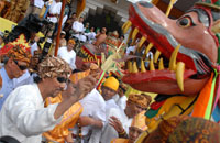 Putra Mahkota Kesultanan Kutai HAP Adipati Praboe Anoem Soerya Adiningrat memimpin upacara adat Mengulur Naga dari Tenggarong menuju Kutai Lama