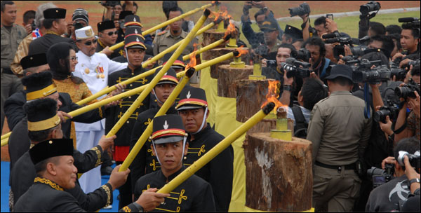 Tujuh brong dinyalakan menandai dibukanya pesta adat Erau serta IFAF 2014 di Tenggarong