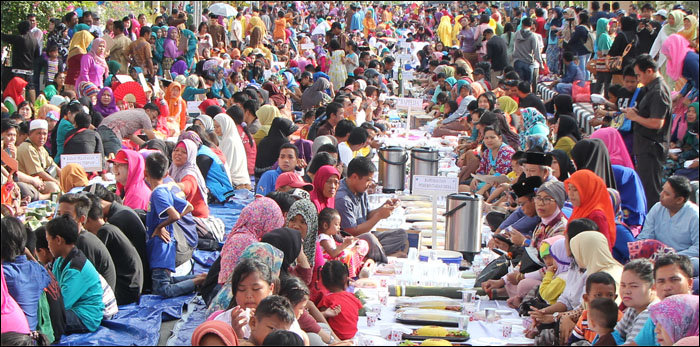 Ribuan warga Tenggarong memadati kawasan Jalan Monumen Timur-Jalan Mulawarman untuk ikut makan Beseprah, Rabu (10/06) kemarin