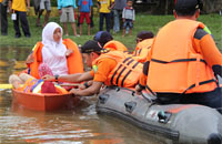 Petugas SAR BPBD Kukar berusaha mengevakuasi peserta yang pingsan didalam perahu