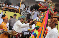 Putra Mahkota Kesultanan Kutai HAP Adipati Praboe Anoem Soerya Adiningrat memimpin pelaksanaan upacara adat Mengulur Naga