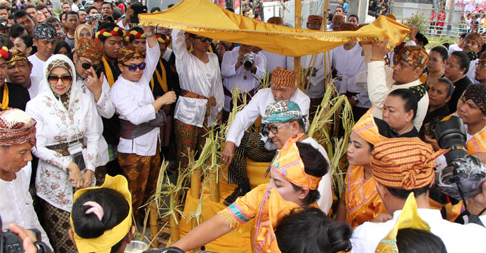 Salah satu ritual adat yang dilaksanakan Sultan Kutai dalam pesta adat Erau sebelum dimulainya Belimbur